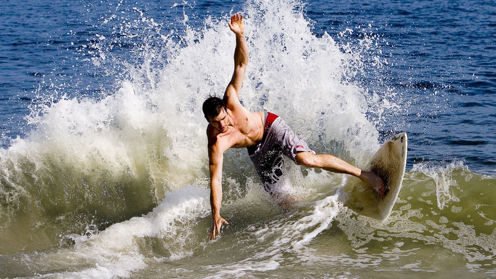 爱游戏官方网站-“萨尔·巴赫在南非国家队的首秀：展现非凡潜力”