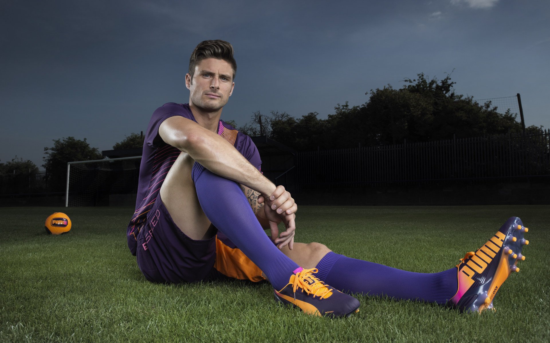 世界杯：阿根廷球迷在城市广场连夜唱歌 引来当地居民加入合唱