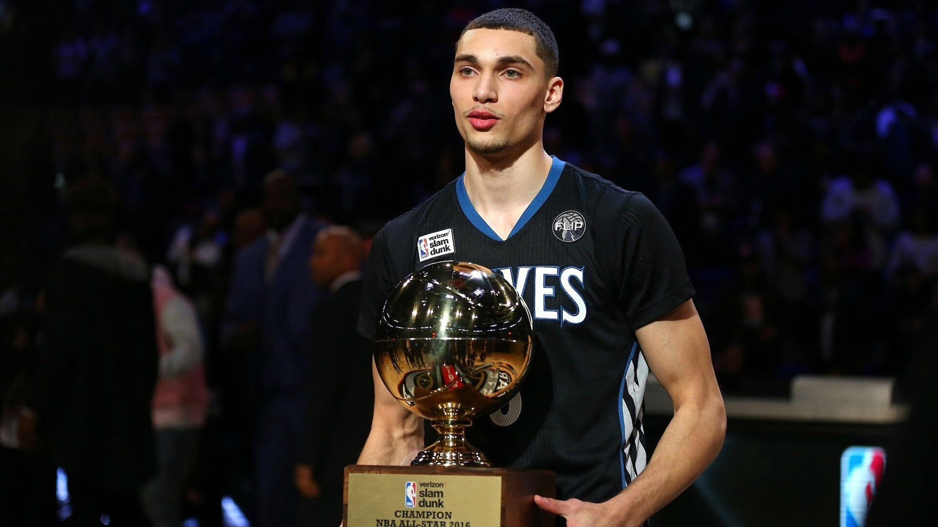 教师节“粉笔接力跑” 将祝福语写在起终点的黑板上